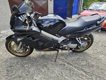 Honda VFR800 FI - 6