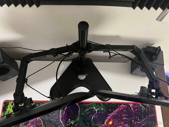 2x Samsung monitory společně s držákem - 6