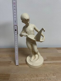 Soška chlapec s lodičkou - 6