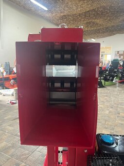 Motorový špalíkovač a drtič větví PORTOS 03 - 6