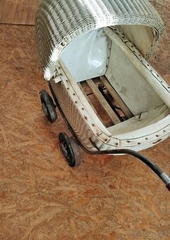 Proutěný kočárek pro panenky - 6