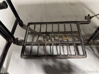 Starý šicí stroj LADA - 6