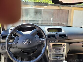 Málo opotřebovaná, garážovaná TOYOTA AVENSIS - 6