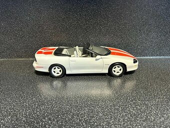 Chevrolet Camaro cabrio 1:18 - 6