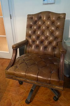 Kožený set Chesterfield, kancelářská židle, stolek - 6