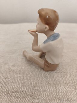 Royal dux chlapec s chlebom porcelánová soška - 6