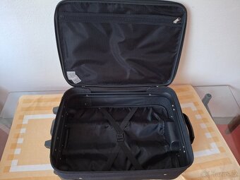 Nepoužitý menší kufr - 6
