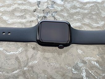 Apple Watch SE (2022) 44mm Cellular černé - 6