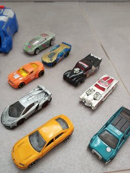 Mix autíček HotWheels + odpalovač aut - 6