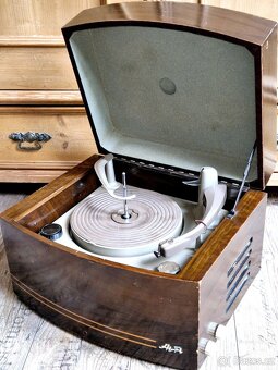 Starý elektronkový gramofon PYE Black Box, Anglie, 1955 - 6