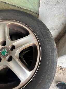 Alu disky originál Škoda s letními pneu - 6