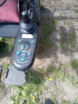 Prodám elektrický invalidní vozík funkční - 6