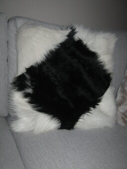 nový chlupatý dekorační povlak 40x40cm kozí kůže - 6