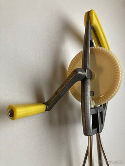 Vintage mechanický ruční šlehač s klikou, stáří cca 70 let - 6