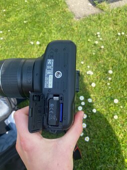 Canon 1220D se základním objektivem a brašnou - 6