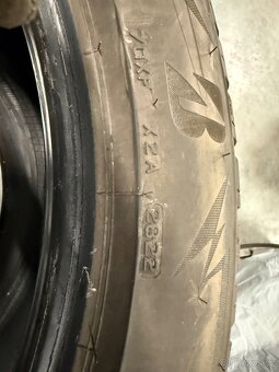 prodám zimní 315/40/21 Bridgestone dva kusy - 6
