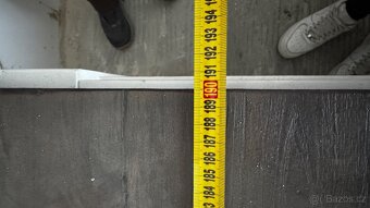 Jídelní stůl z kvalitního dřeva - 6