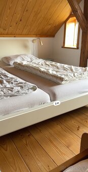 Manželská postel, s čelem a nočními stolky. Super stav. - 6