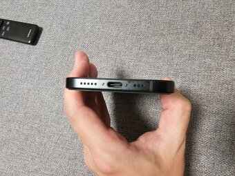iPhone 15 128 GB černý - 6