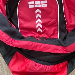 Sportovní červená větrovka s kapucí HUMMEL, vel L ( spíše XL - 6