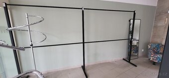 vybavení obchodu- štendry, prodejní pult, vitríny, koše - 6