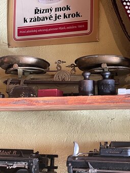 Staré psací stroje a váhy - 6