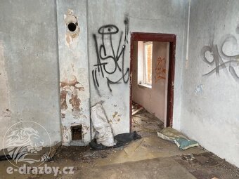 Dražba rodinného domu (na pozemku jiného vlastníka) v obci M - 6