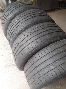 Prodám letní pneu 235/40 R19 - 6