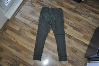 khaki kapsáče, jogger kalhoty s kapsami - 6