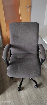 Psací stůl bílé barvy a kancelářské křeslo - 6