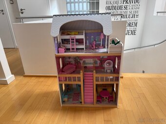 Prodám dřevěný osvětlený domeček pro panenky - 6
