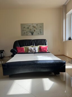 Kožená rohová rozkládací sedačka s úložným prostorem - 6