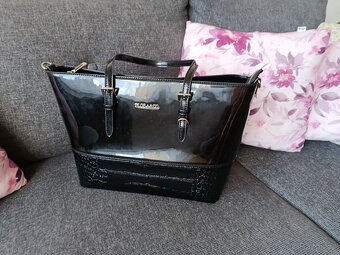 Velká černá lesklá kabelka Flora &co - 6