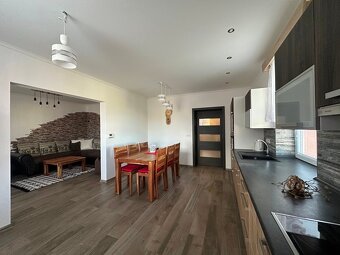 Prodej rodinného domu 252 m² s pozemkem 894 m² - 6