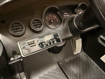 Dětské elektrické autíčko Mercedes AMG GTR - 6