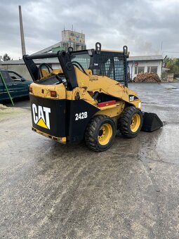 Cat 242B smykový nakladač - 6