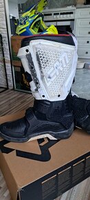 Leatt 5.5 flexilocl white/black - 6