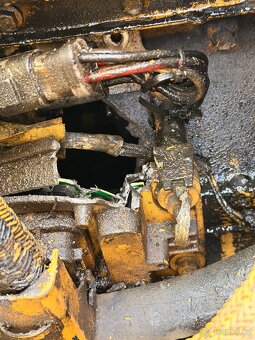 CAT M322C - prasklý blok motoru - 6