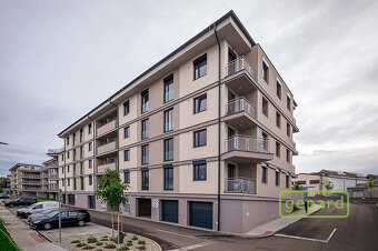 Pronájem bytu 2+kk s balkonem, sklepem a parkovacím stáním v - 6