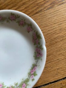 Malá krásná porcelánová cukřenka+ dva talířky - 6