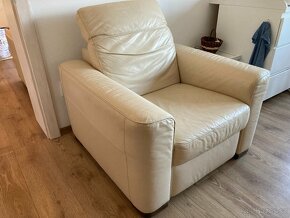 Italská kožená sedačka Natuzzi s křeslem + taburetou - 6
