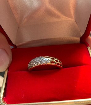 Krásný zlatý prsten osazený zirkony - 6