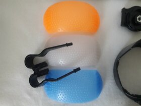 Krytka objektivu, popruh, clona, difuzer, očnice.. - 6
