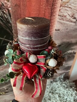 Veselý vánoční svícen s dřevěnou dekorací na prodej - 6