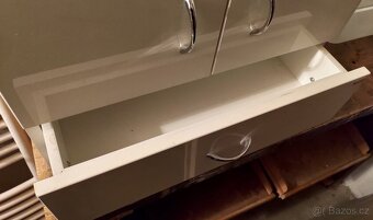 Umyvadlo, žebřík, skříňka - 6