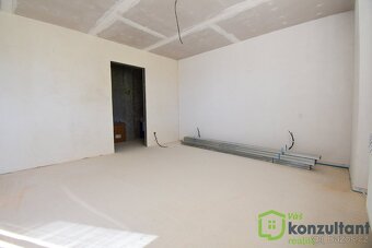 Prodej rodinného domu v rekonstrukci, 560 m2, CP 993 m2 - Ro - 6