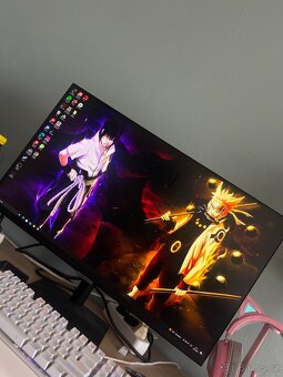 Růžový herní počítač a monitor - 6