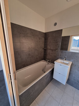 Pronájem bytu 1+1 ve Vsetíně, 46m2 + 6m2 dvě zasklené lodžie - 6