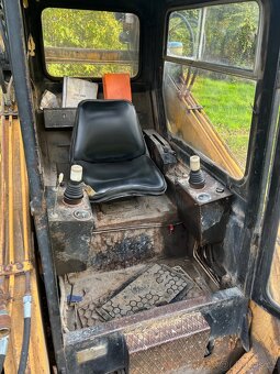 Smykový nakladač UNC 060 - 6