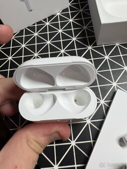 Sluchátka Apple AirPods 4 - 6